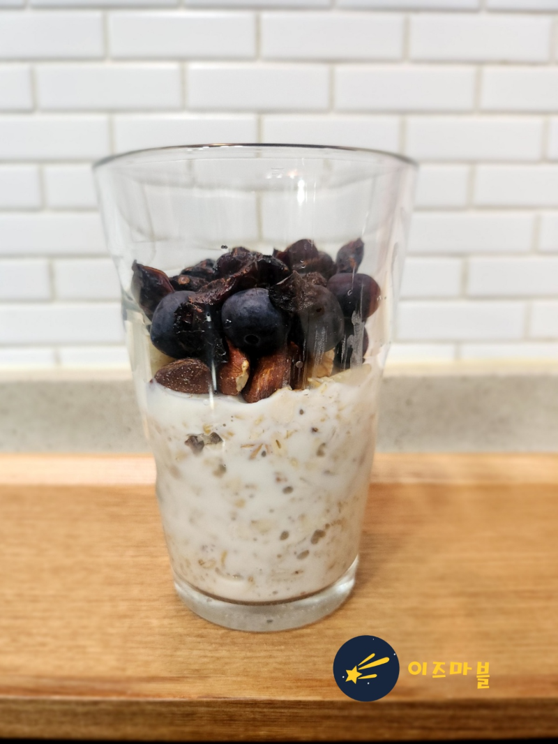 토핑얹은 오버나이트 오트밀