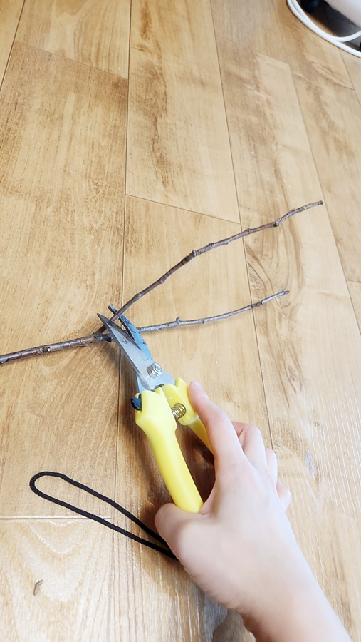 전지가위로 다듬는 모습