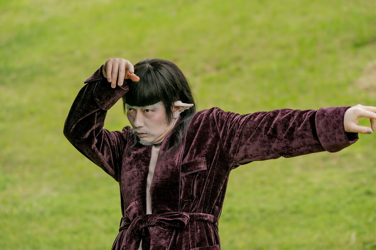 영화 메소드 연기 속 알계인 분장을 한 이동휘의 모습