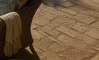 50대를 위한 디지털 노마드 창업을 상징하는 해안가 작업 공간