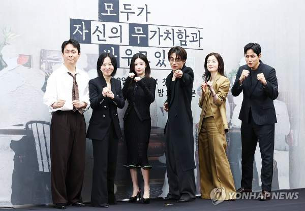 모두가 자신의 무가치함과 싸우고 있다