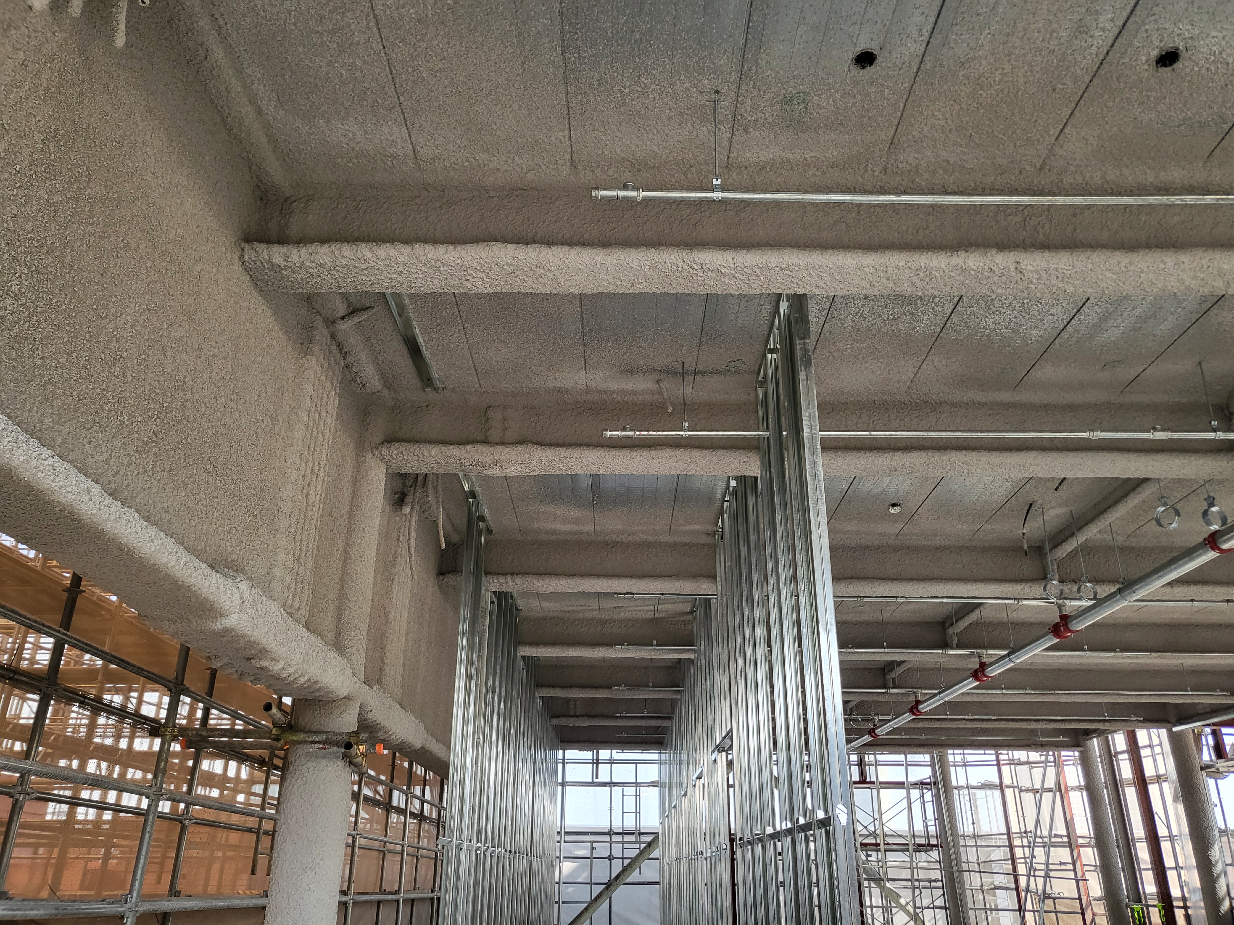 H빔 철골조에 내화피복뿜칠한 모습