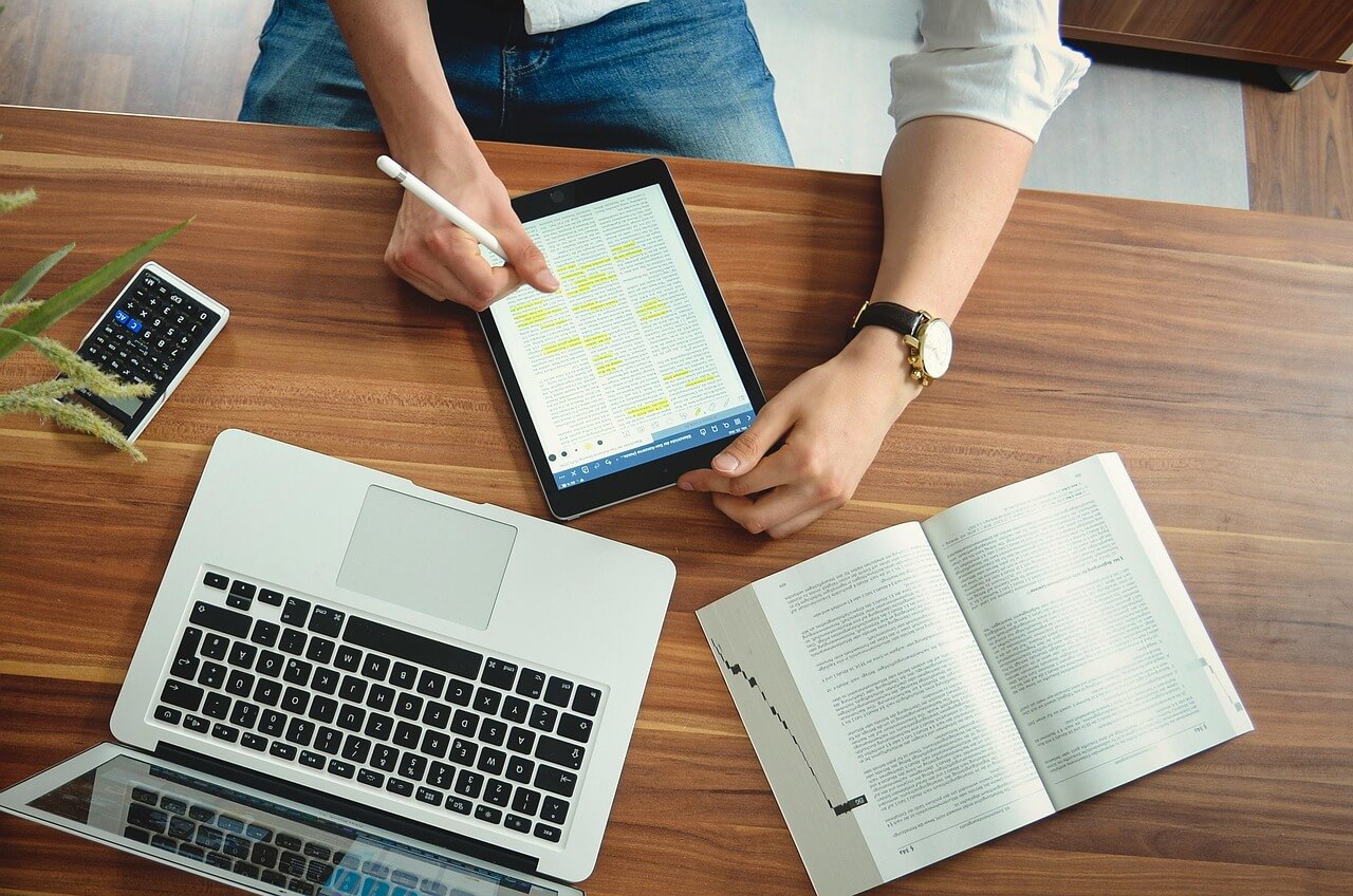 디지털 미니멀리즘과 청각 촉각 언어를 통합하는 다감각 독서 실천법