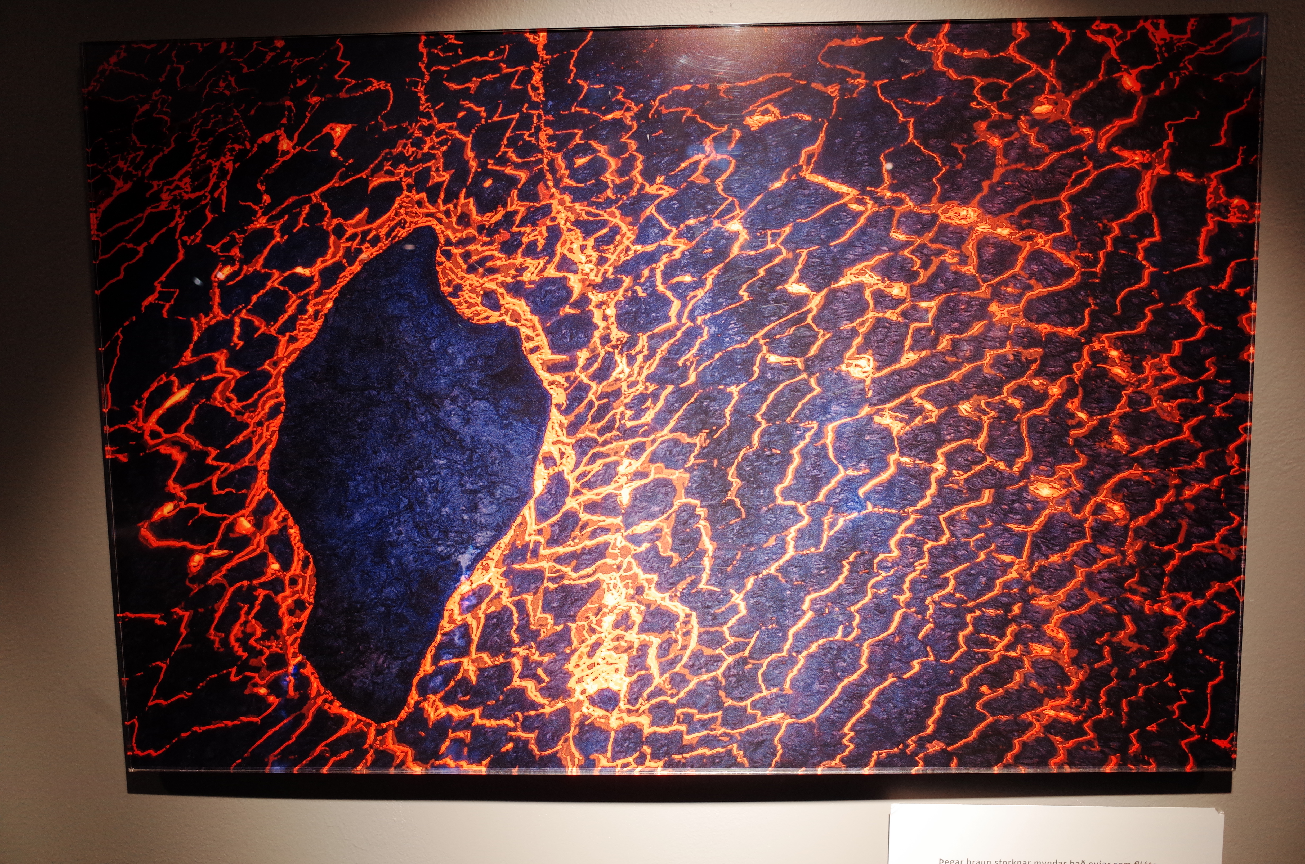 뜨거운 용암이 흐르며 굳어가는 과정을 담은 화산 활동 그래픽 전시물