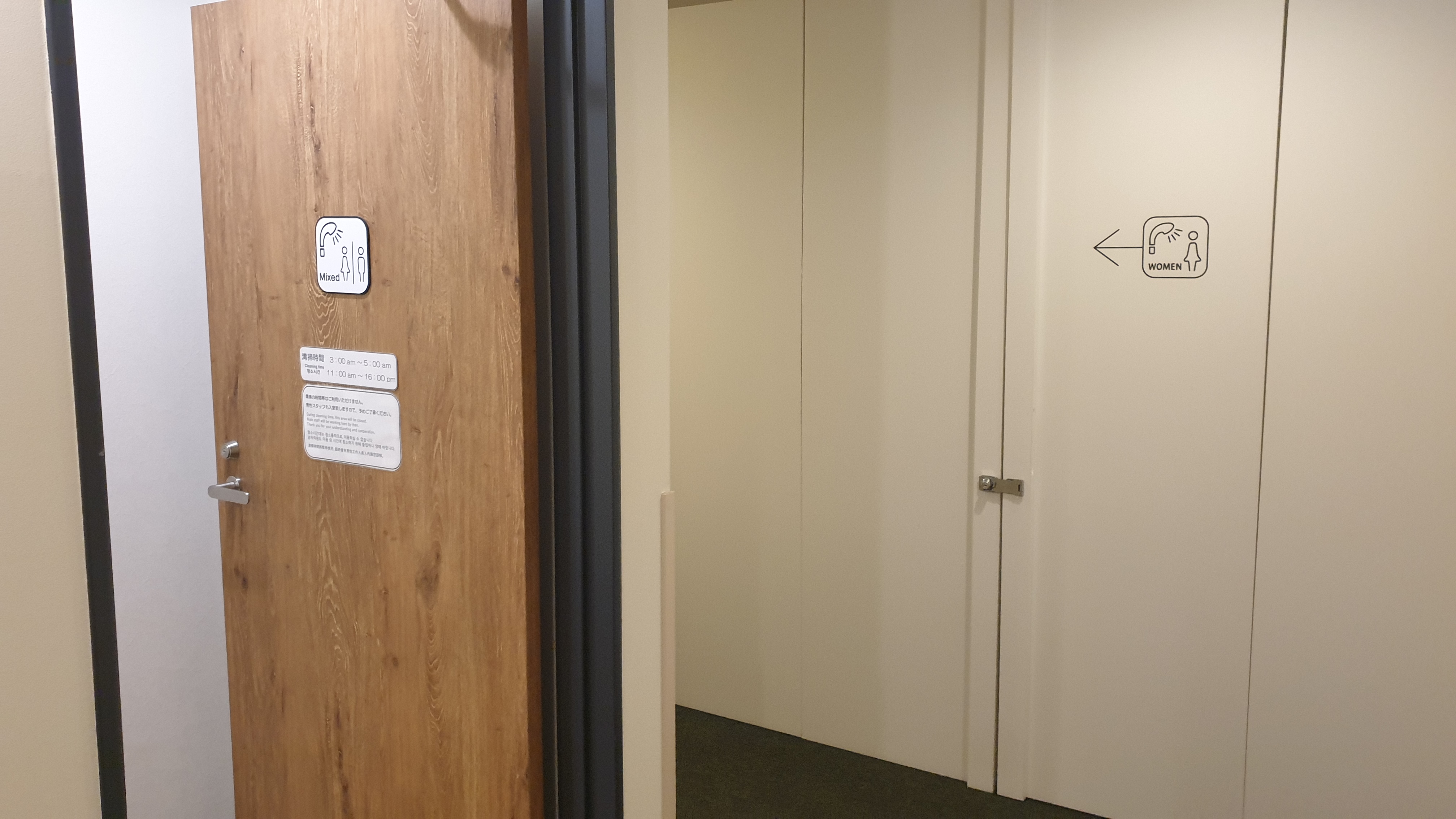 위베이스 하카타 게스트하우스 화장실과 샤워실 가는길