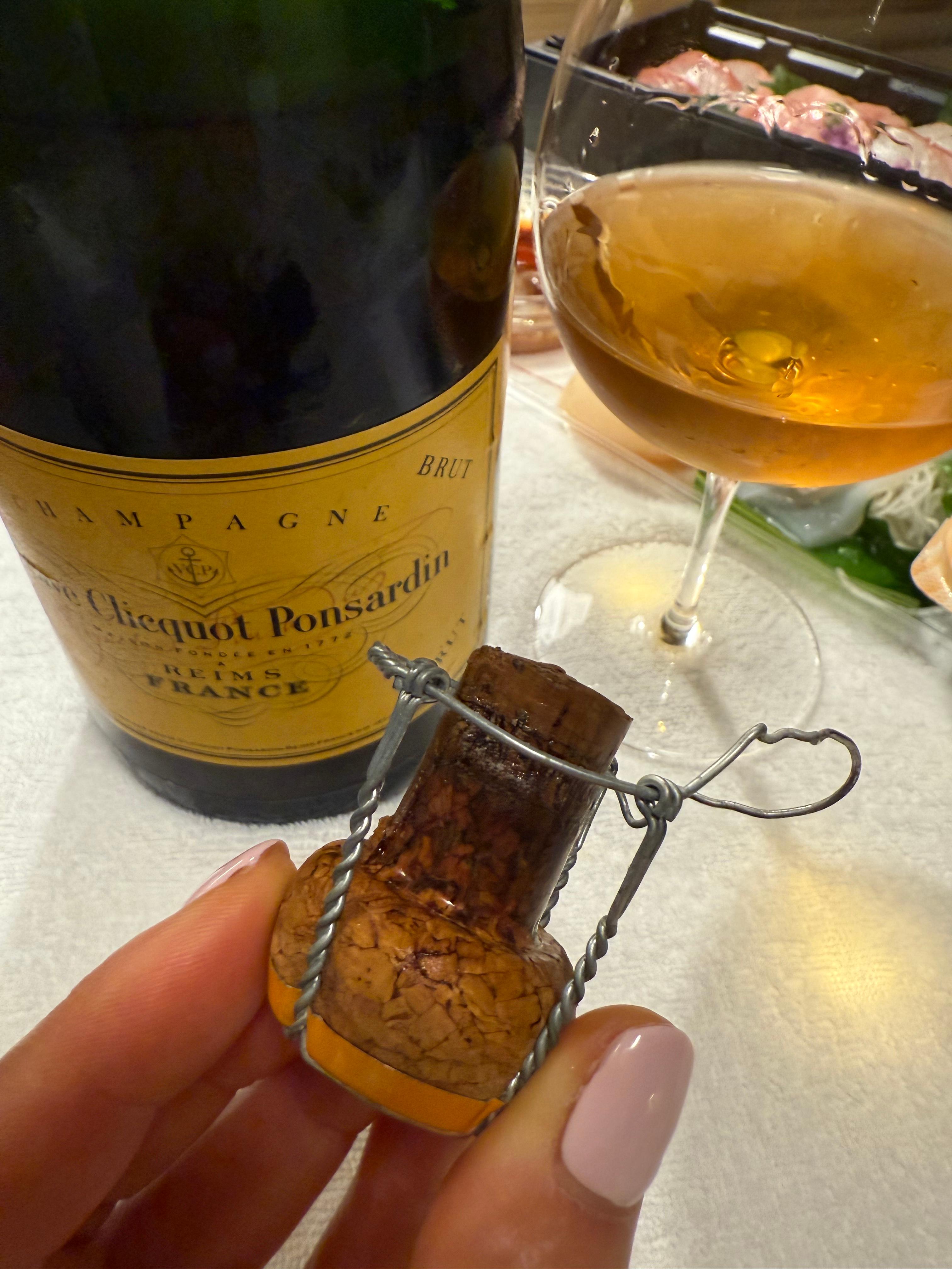 Veuve Clicquot Ponsardin Brut Yellow Label (1990sโearly 2000s Release), Champagne, France๏ฝ๋ต๋ธ ํด๋ฆฌ์ฝ ํ์ฌ๋ฅด๋น ๋ธ๋คผ ์๋ก์ฐ ๋ผ๋ฒจ (1990๋
๋~2000๋
๋ ์ด๋ฐ)