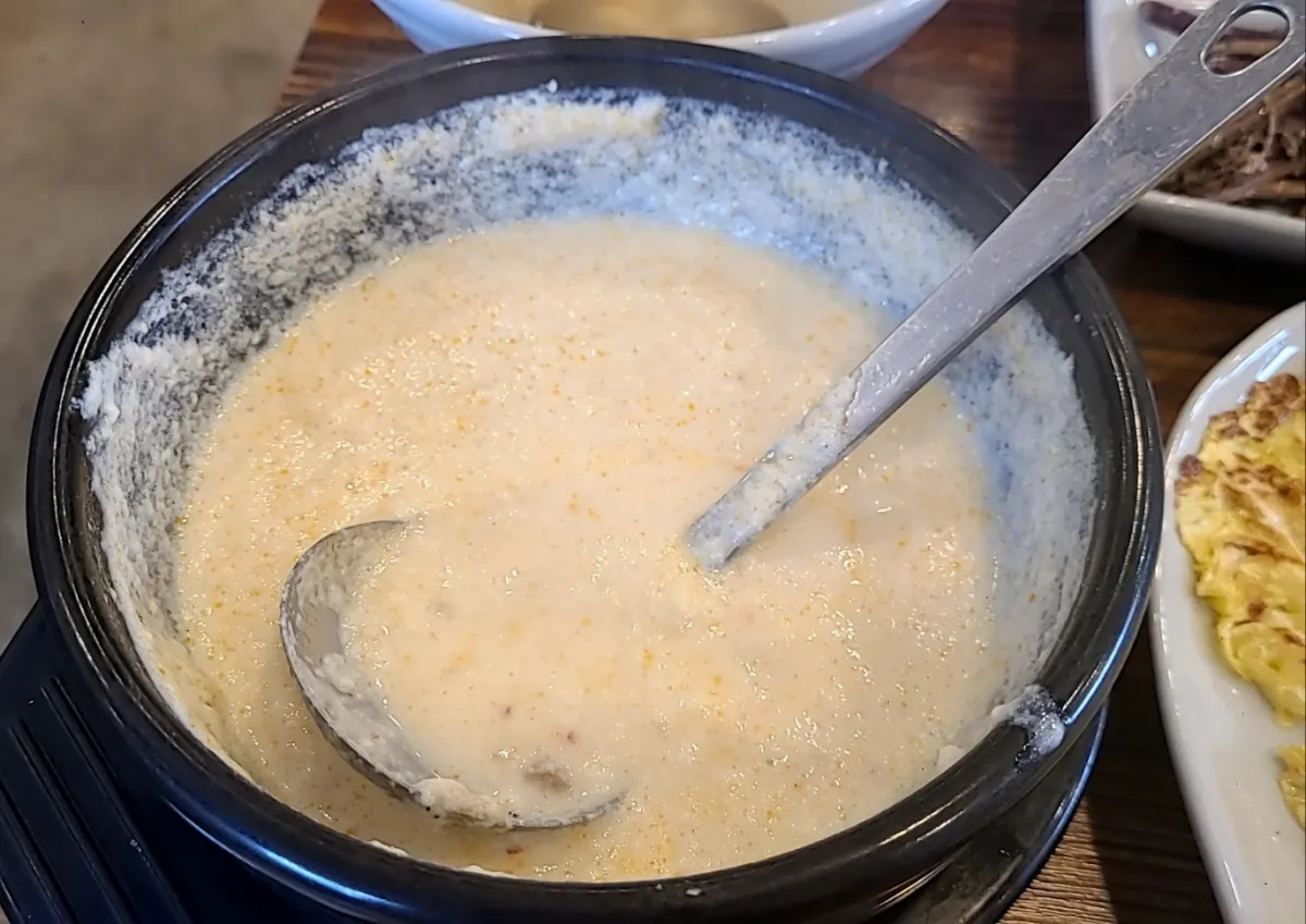 뚝배기-안에-들어있는-콩탕