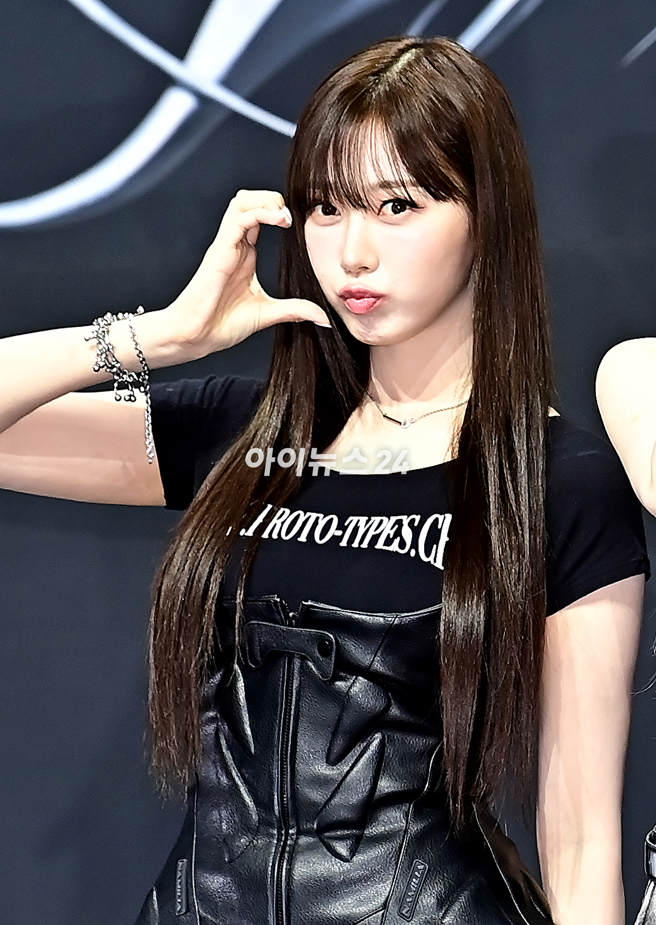 걸그룹 에스파(aespa) 지젤이 27일 서울 용산구 블루스퀘어에서 열린 첫 정규 앨범 아마겟돈(Armageddon) 발매 기념 쇼케이스에서 포토타임을 갖고 있다. [사진=곽영래 기자]