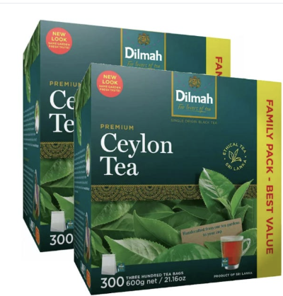 초록색 상자에 노란색 줄이 우측에 있다. 박스는 총 2개로 차잎 사진이 박스에 프린트 되어있다.