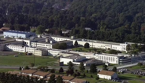 여성과 아동 성학대 인신매매 범죄로 중형이 내려진 미국의 두 유명인...가수 알 켈리 그리고 앱스타인 연인 맥스웰