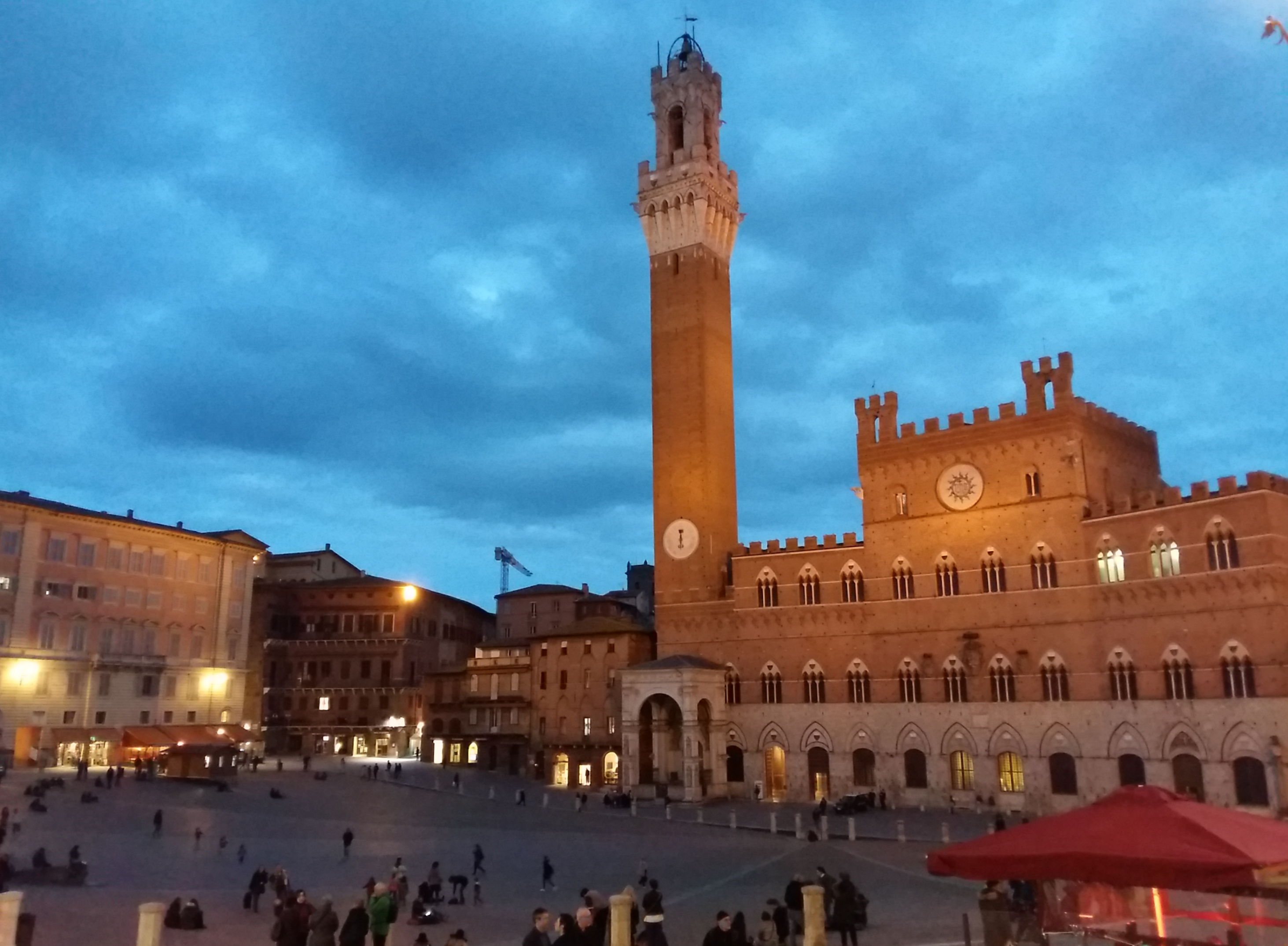 이탈리아 시에나 캄포 광장과 만지아 탑
