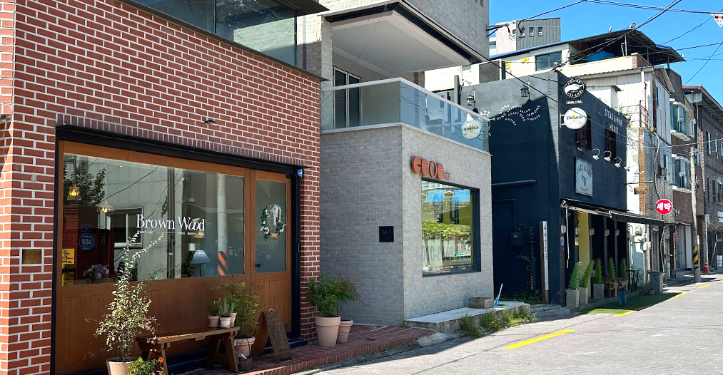 적벽색과 회색이 아우러진 전주 카페거리