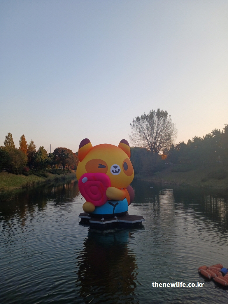장자호수공원 호수 중앙의 캐릭터 조형물과 겨울철 산책 분위기