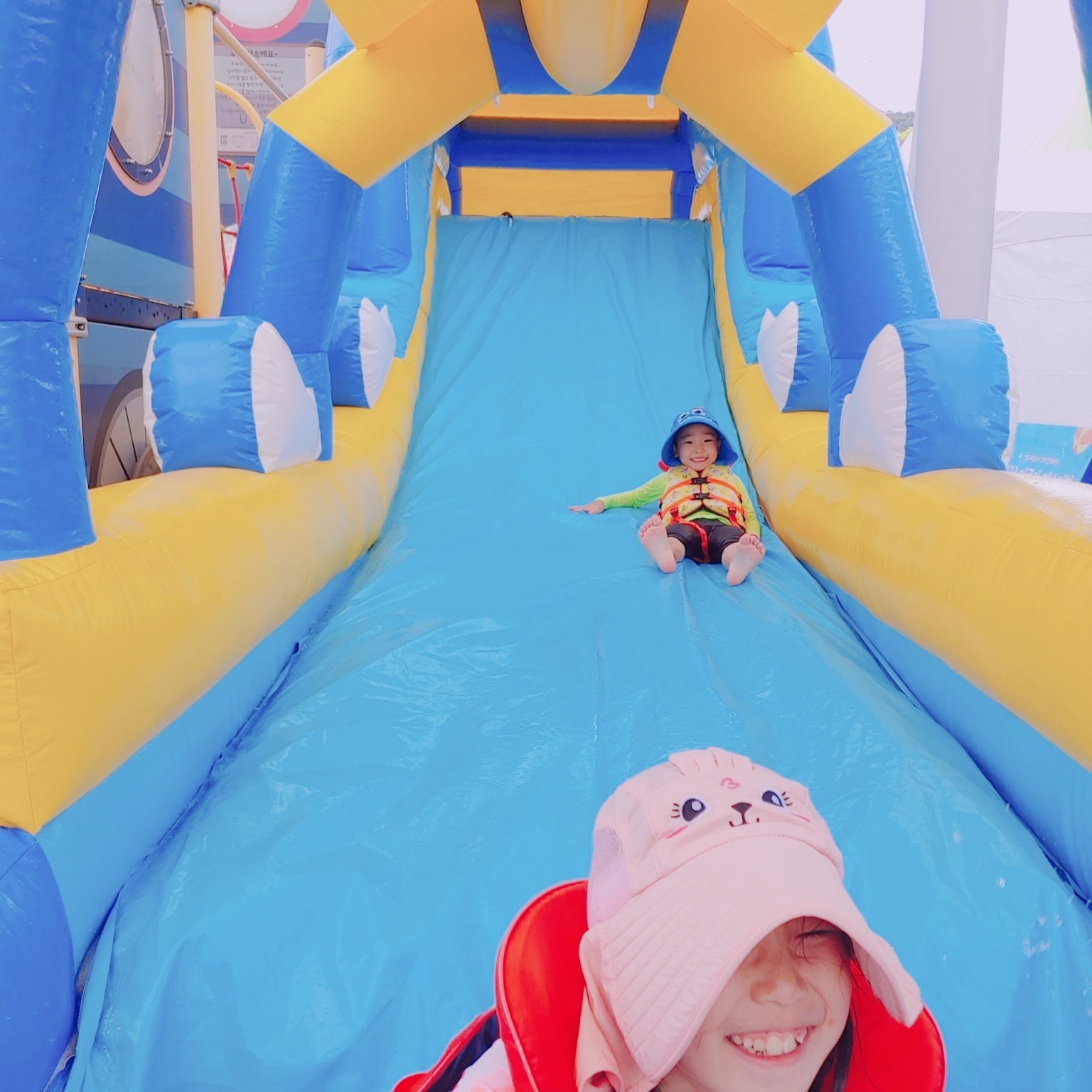 청도 레일바이크 물놀이장 시원한 미끄럼틀 타는 아이들