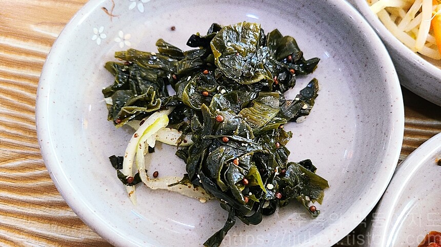 백년옥-밑반찬-미역무침