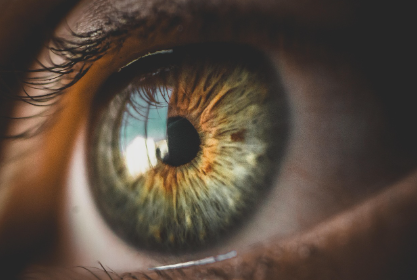 장시간 스마트폰 사용이 눈에 미치는 영향