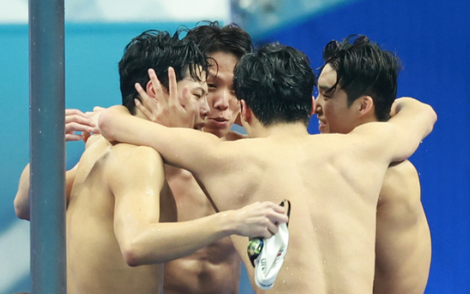 계영 800m 선수끼리 어깨동무 하고있다