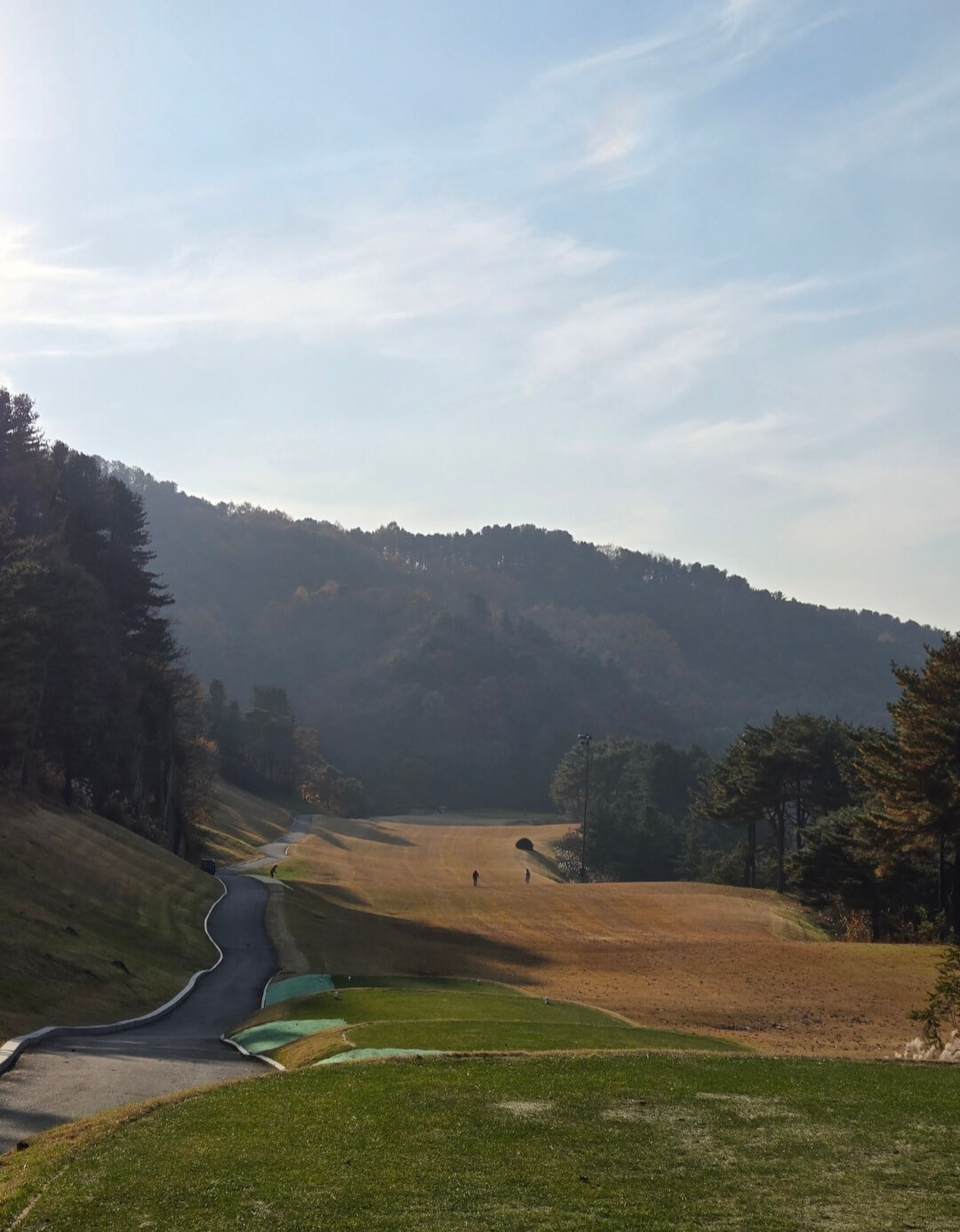 가을색으로 덮힌 넓은 페어웨이