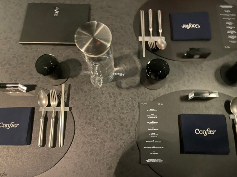 콘피에르 서울역 파인 다이닝 맛집 - 식기 세팅