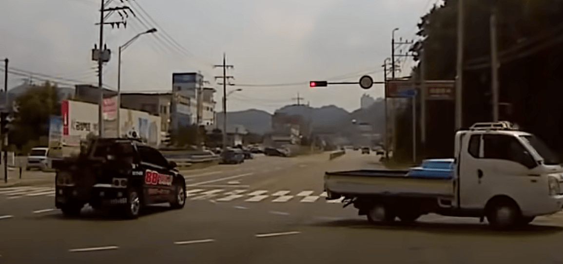 사설 렉카 신호위반 장면