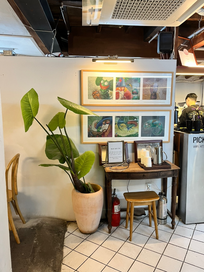 실내 식물과 예술작품