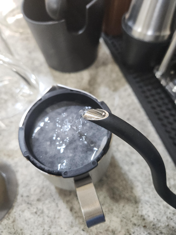 뜨거운 물을 필터가 놓인 캡에 부어 린싱한다.