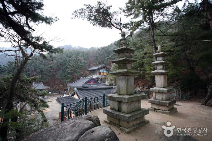 용암사-쌍삼층석탑과-용암사-전각들
