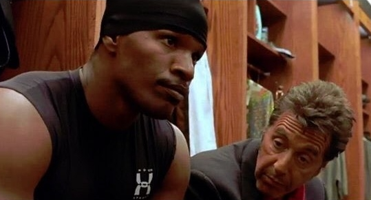 영화 애니기븐 선데이에서 언더아머를 입은 제이미 폭스