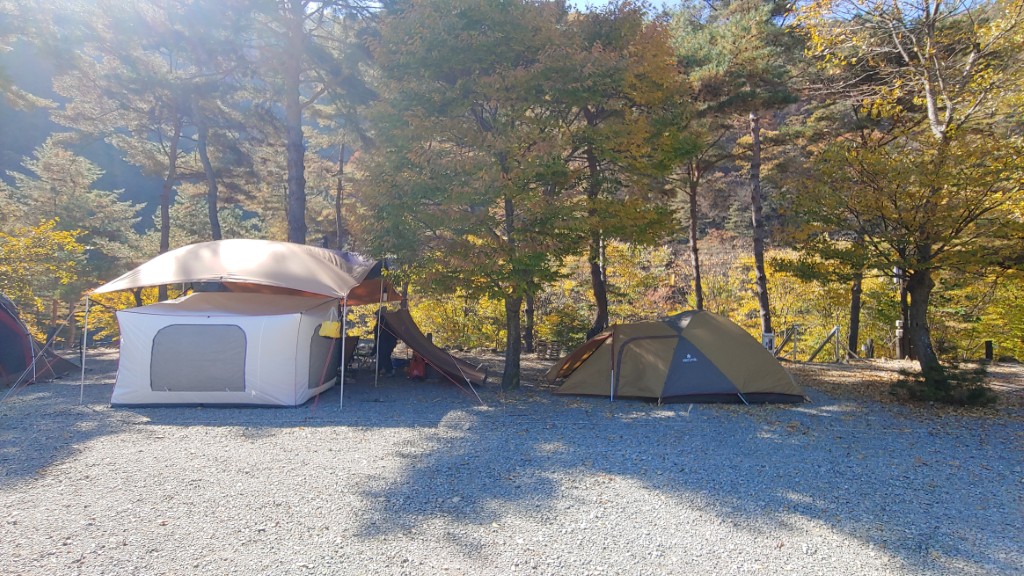 가을 리버힐즈 캠핑장 텐트 사이트 모습