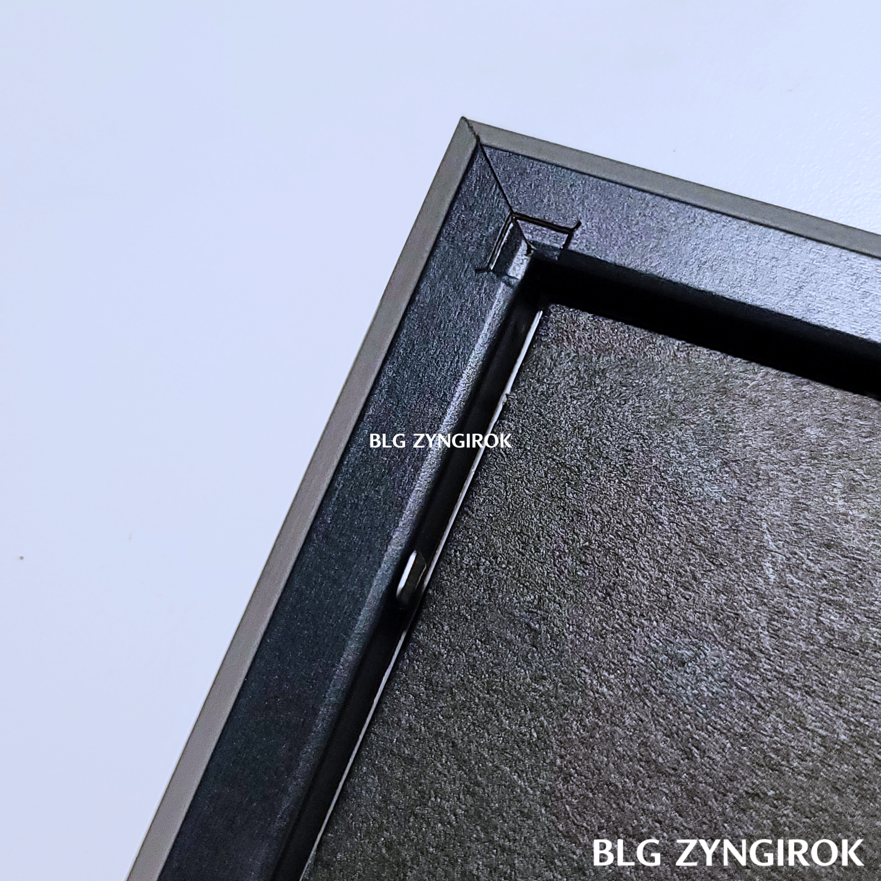 액자-뒷면-고정-쇠가-들려있다.