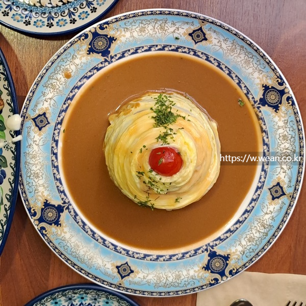 오므라이스가 놓여 있습니다.