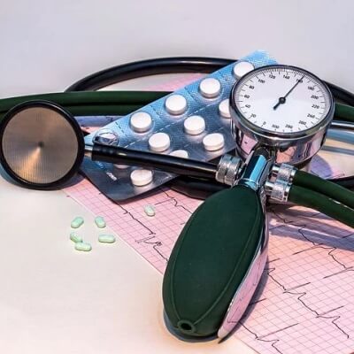 혈압 측정기와 알약 사진