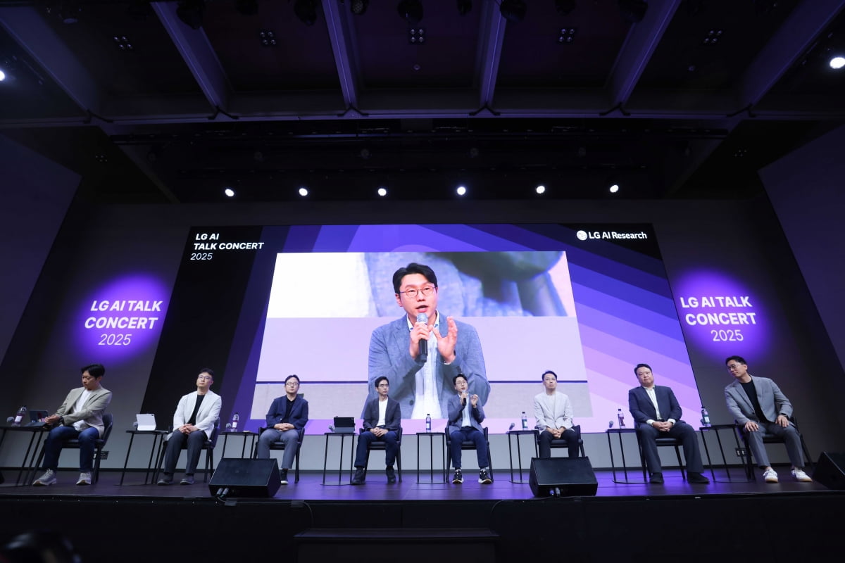22일 LG AI 토크 콘서트 2025에서 LG AI연구원 리더들이 질의응답을 진행하고 있는 모습