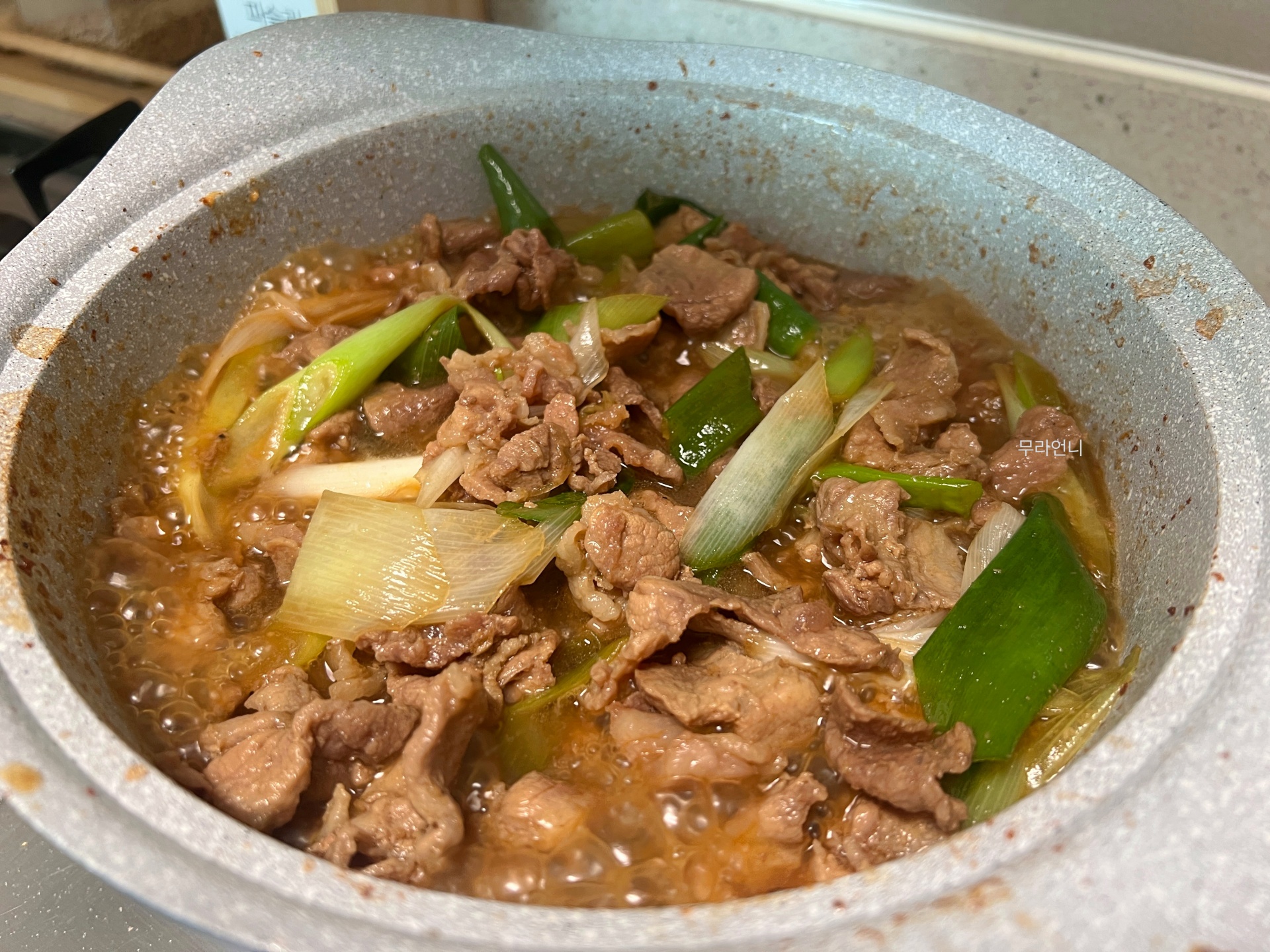 짜면 물 추가, 간장맛이 강하면 설탕 추가, 싱거우면 더 끓이기