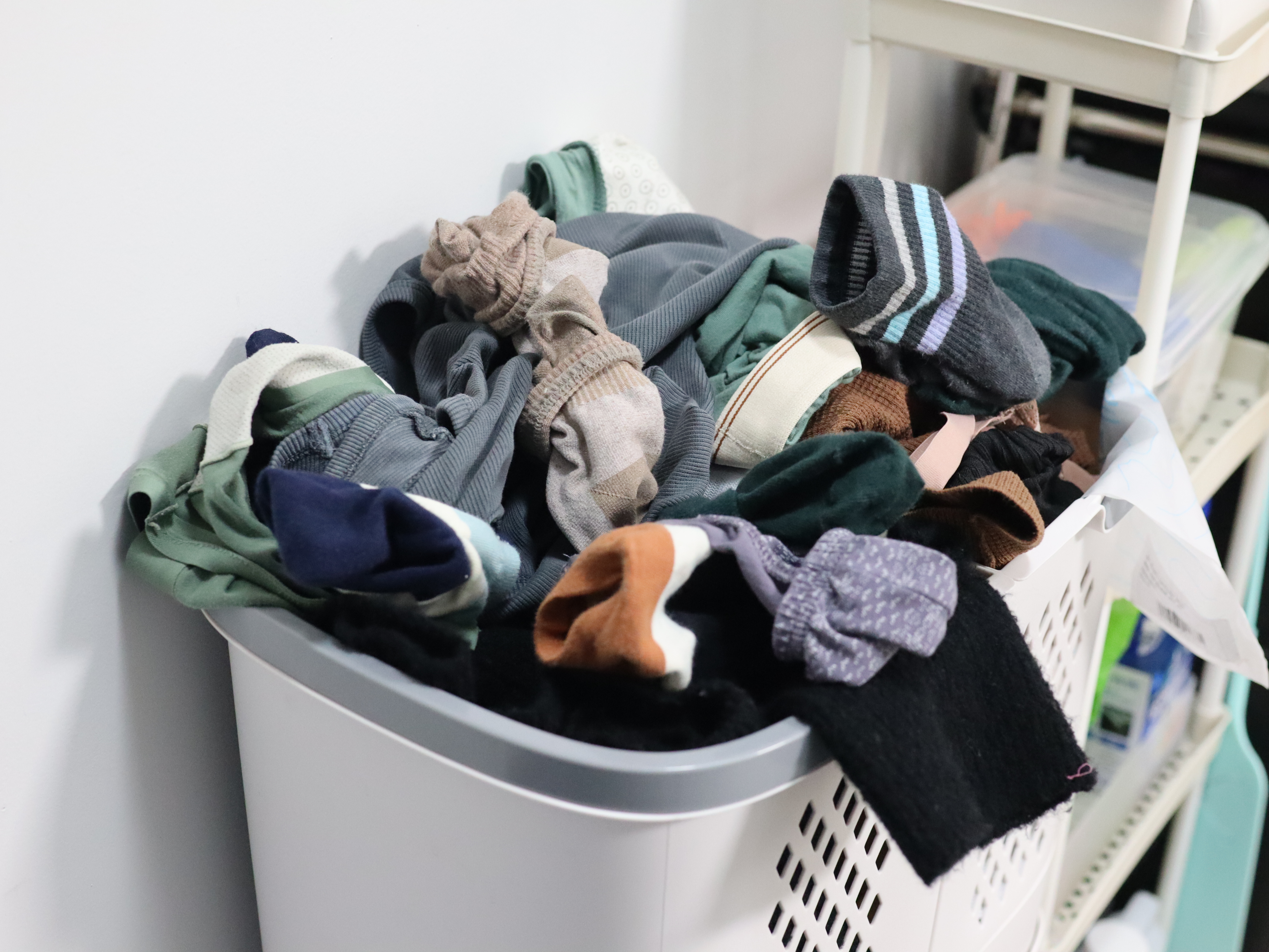 블랑101 캡슐세제로 겨울니트 세탁하는 모습