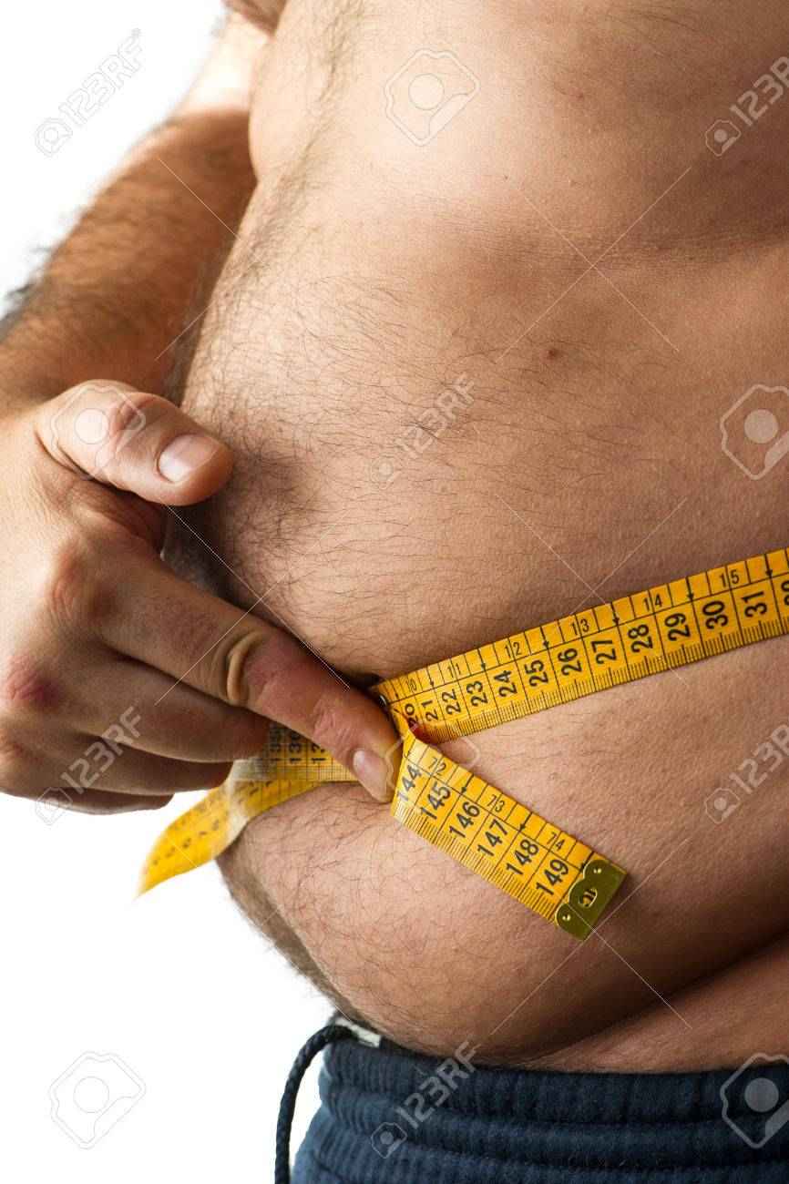 뱃살이 얼마나 빠졌는지 측정하는 방법을 나타낸 사진이다.