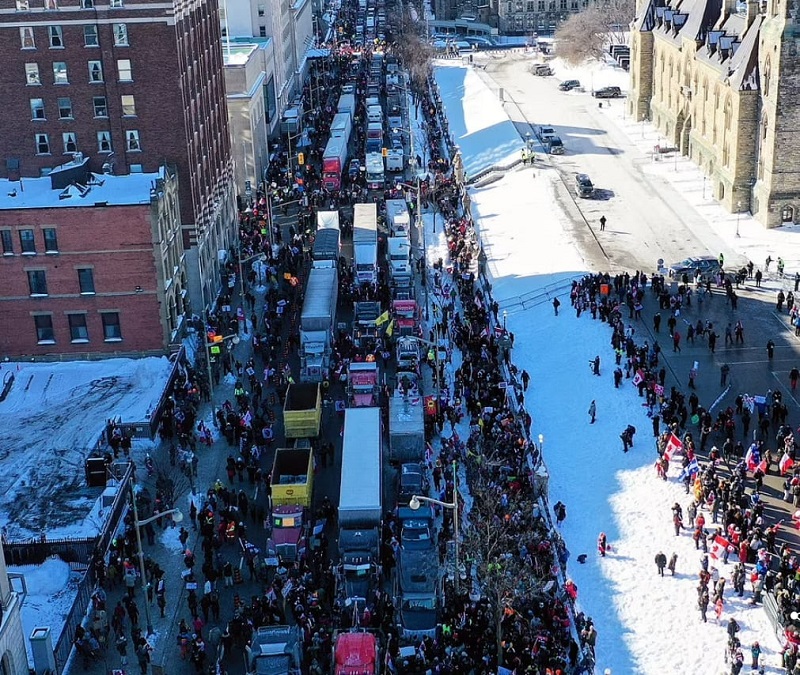 점차 고조되는 캐나다의 백신 의무화 폐기 시위 VIDEO: Canadian truckers roll towards Ottawa to protest vaccine mandate