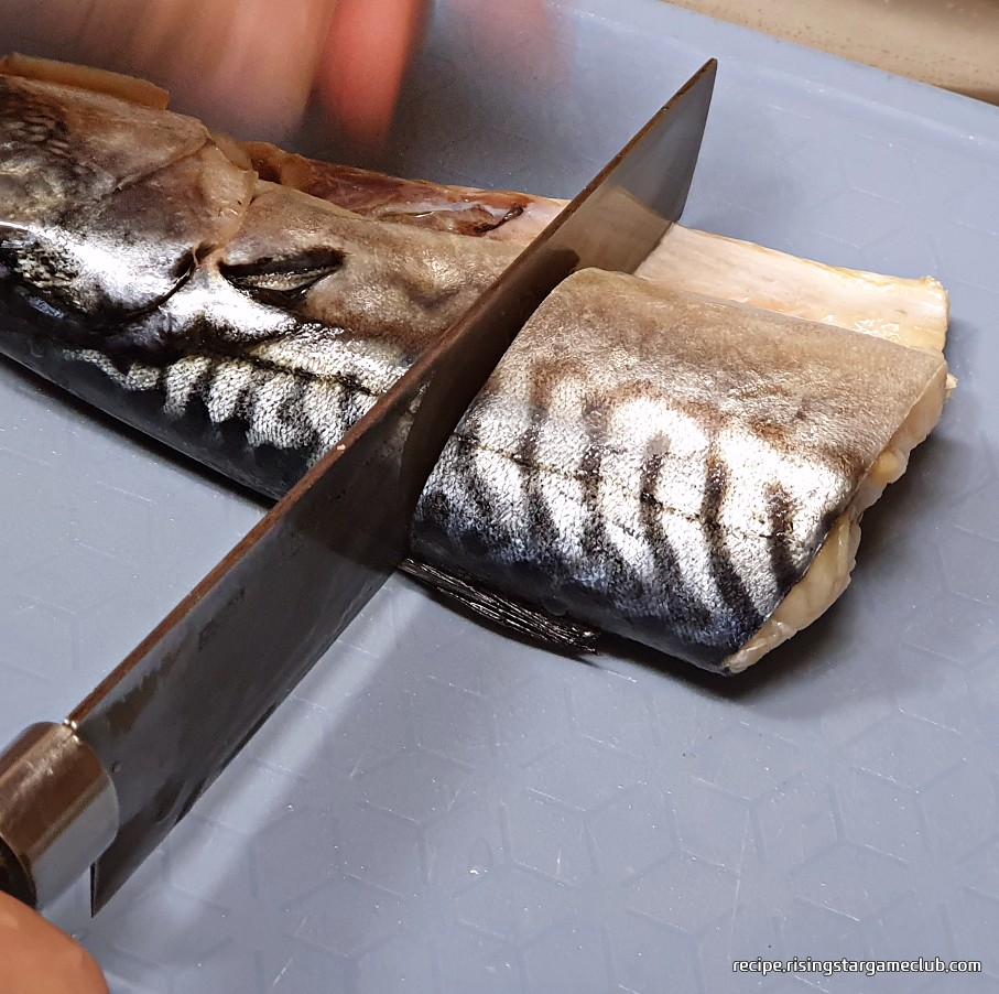 고등어무조림에 들어갈 고등어를 자르는 사진