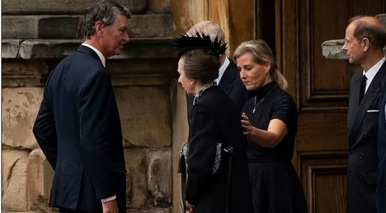 여왕의 외동딸 앤 공주의 어머니에 대한 경의 VIDEO: Moment Princess Anne performs curtsy as Queen's coffin arrives