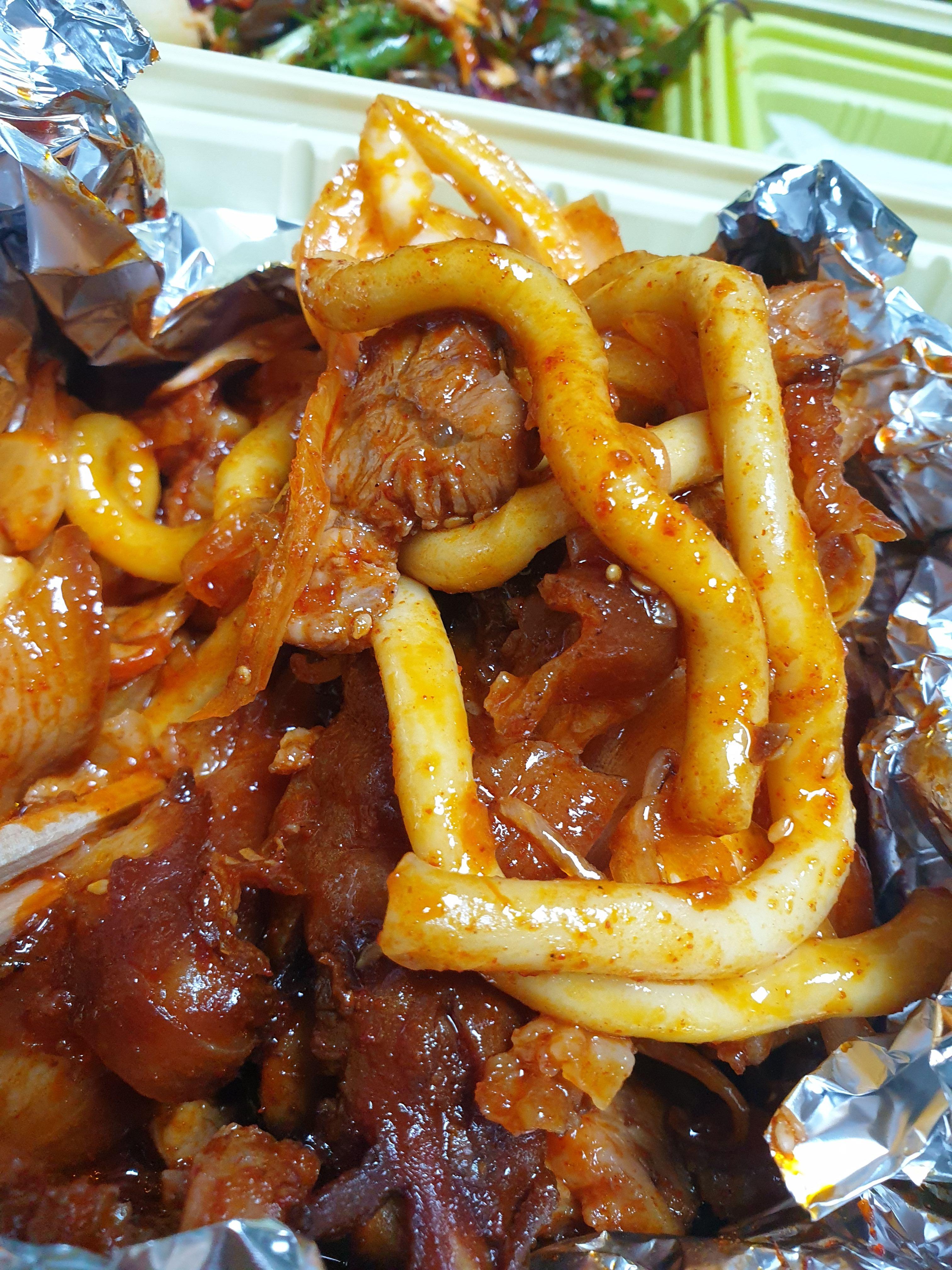 빨간 양념된 족발과 우동