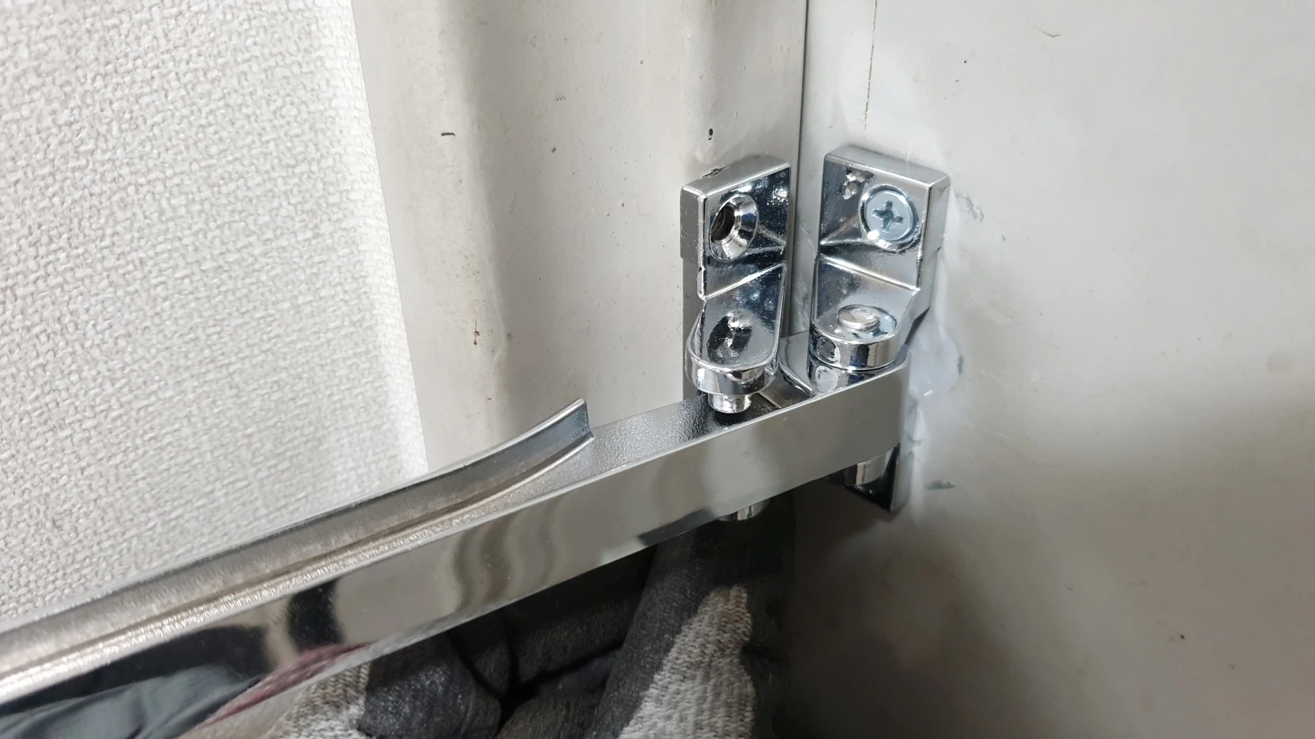 안전고리 설치하는 모습