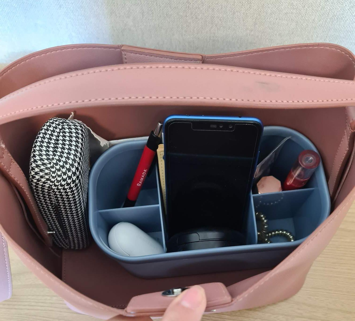 칸칸이 책상 정리함에 소지품 칸칸이 정리