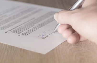 계약서에 서명하는 사진