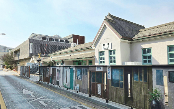 복원된 기차 철길 산책로와 복고풍 벽화 거리