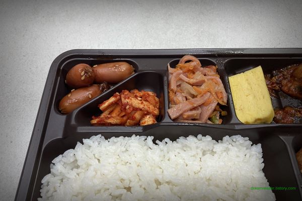 2023년 3월 이마트24 편의점 매콤 닭갈비 & 돈까스 도시락 반찬 구성 (프랑크 소시지, 프레스 햄 볶음, 무 말랭이)