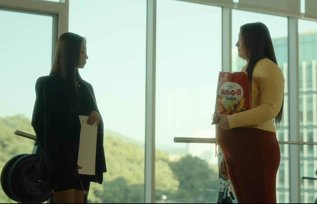 복동희와 그레이스가 서로를 노려보고 있음