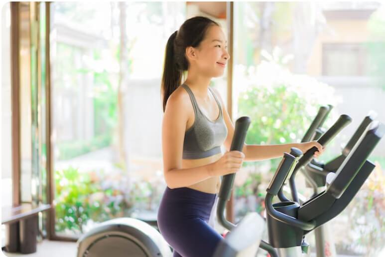 헬스장에서 운동하는 여성의 모습