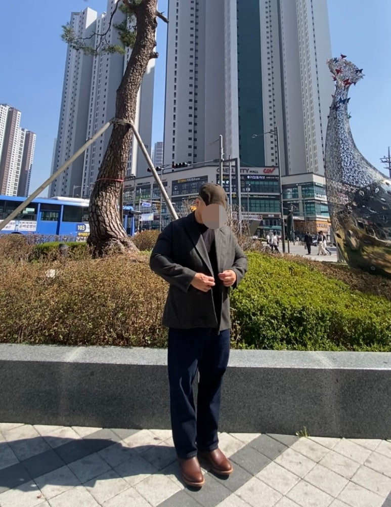 데일리룩('26. 4. 5.)와일드브릭스 헤링본 헌팅캡, 빈티지 헤링본 블레이저 재킷, 무신사스탠다드 슬리브 티셔츠, 무신사스탠다드 생지 데님 팬츠, 레드윙 페코스 1155 부츠