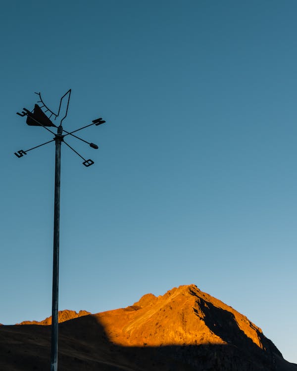 기후 예측 모델링은 미래의 기후 상태를 예측하기 위해 사용되는 모델링 기술입니다. 이 모델링은 현재의 기후 상태와 영향을 미치는 다양한 요인들을 고려하여 미래의 기후 변화를 시뮬레이션하고 예측합니다. 기후 예측 모델링은 기후 변화에 따른 영향과 가능한 시나리오들을 평가하고, 기후에 적응하고 대응하는 데 사용됩니다