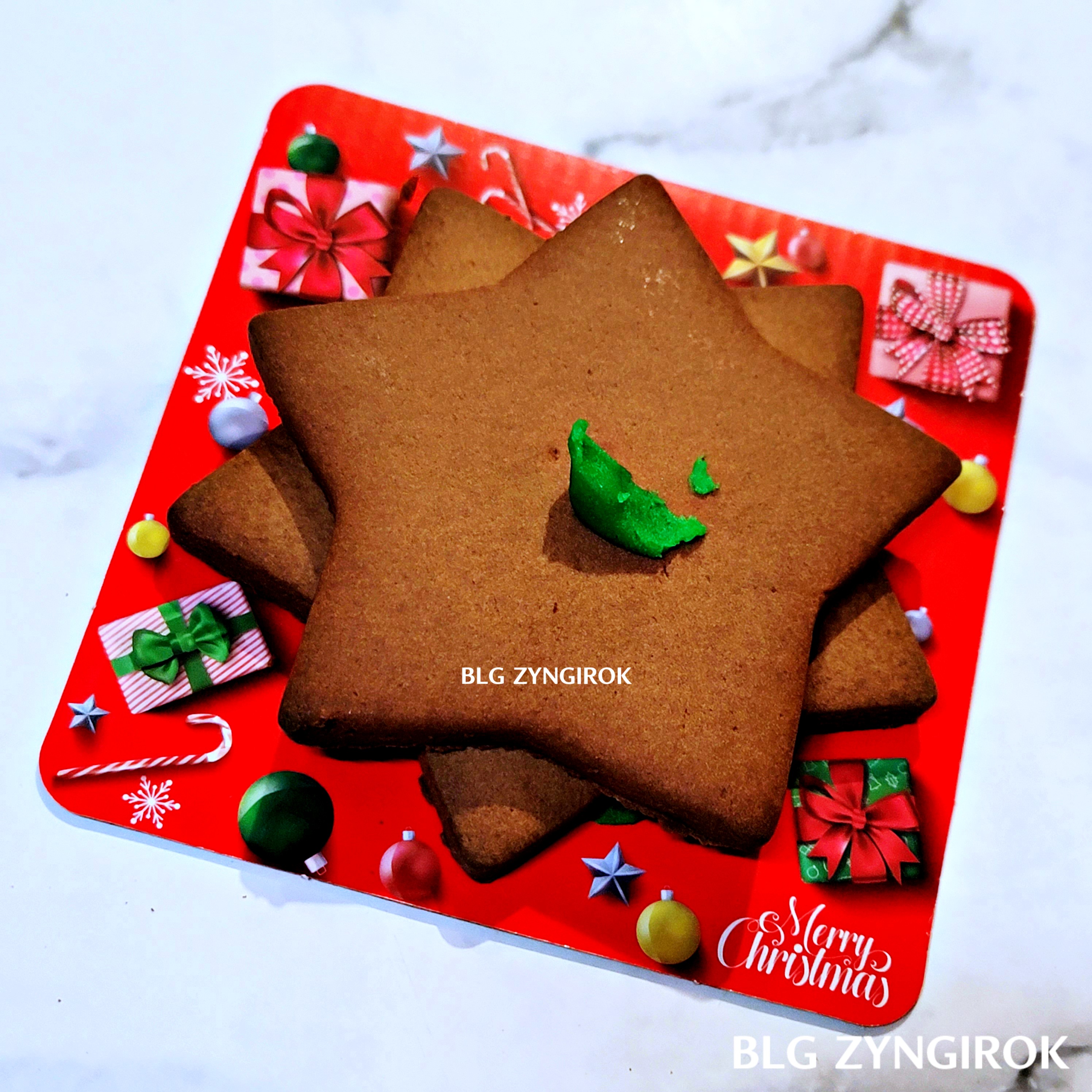 노브랜드에서 구매한 크리스마스 트리 키트 만들기 - 별 쿠키를 쌓기 위해 초록 크림을 별쿠키 위에 바른 모습이다.